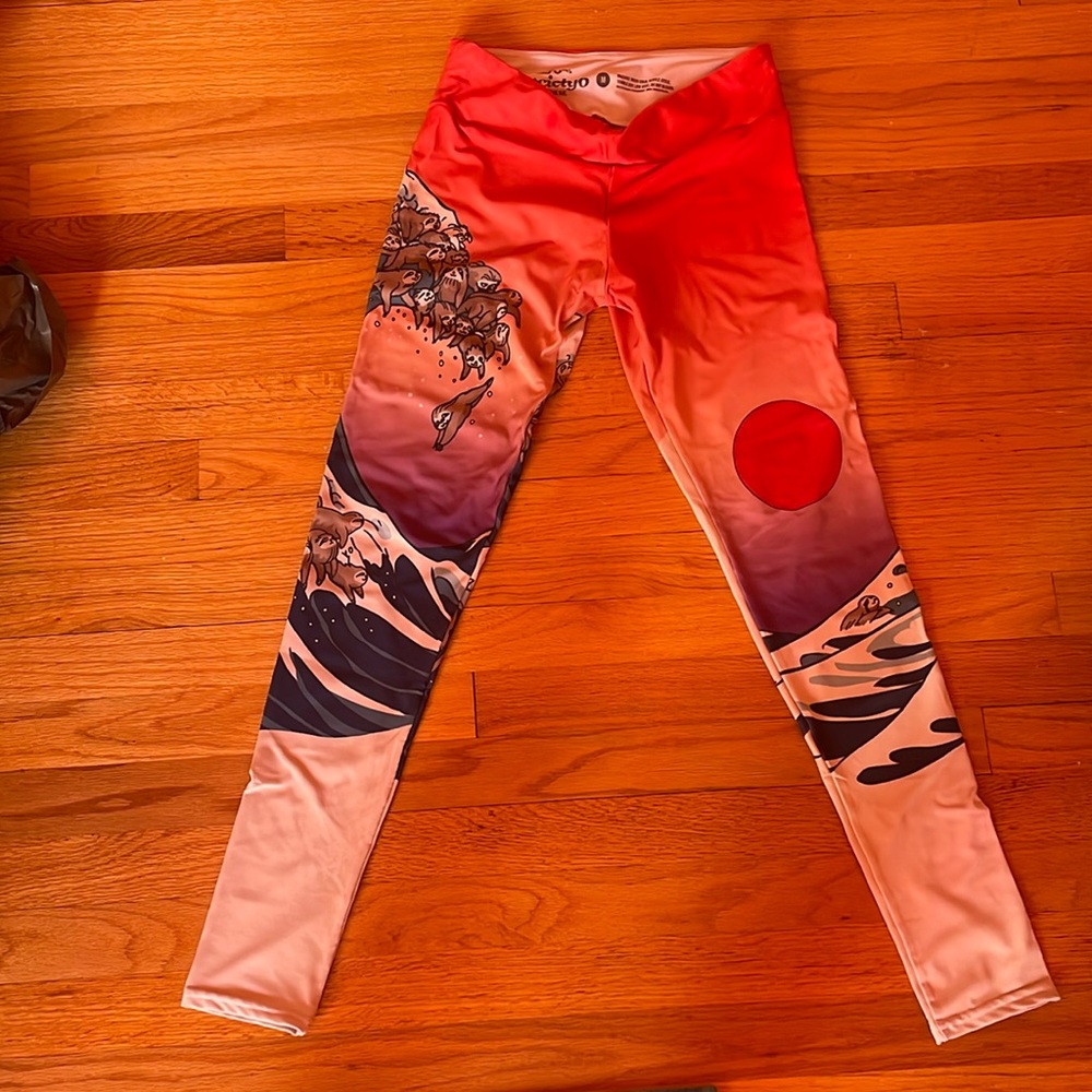 Society6 surfing sloth leggings, M